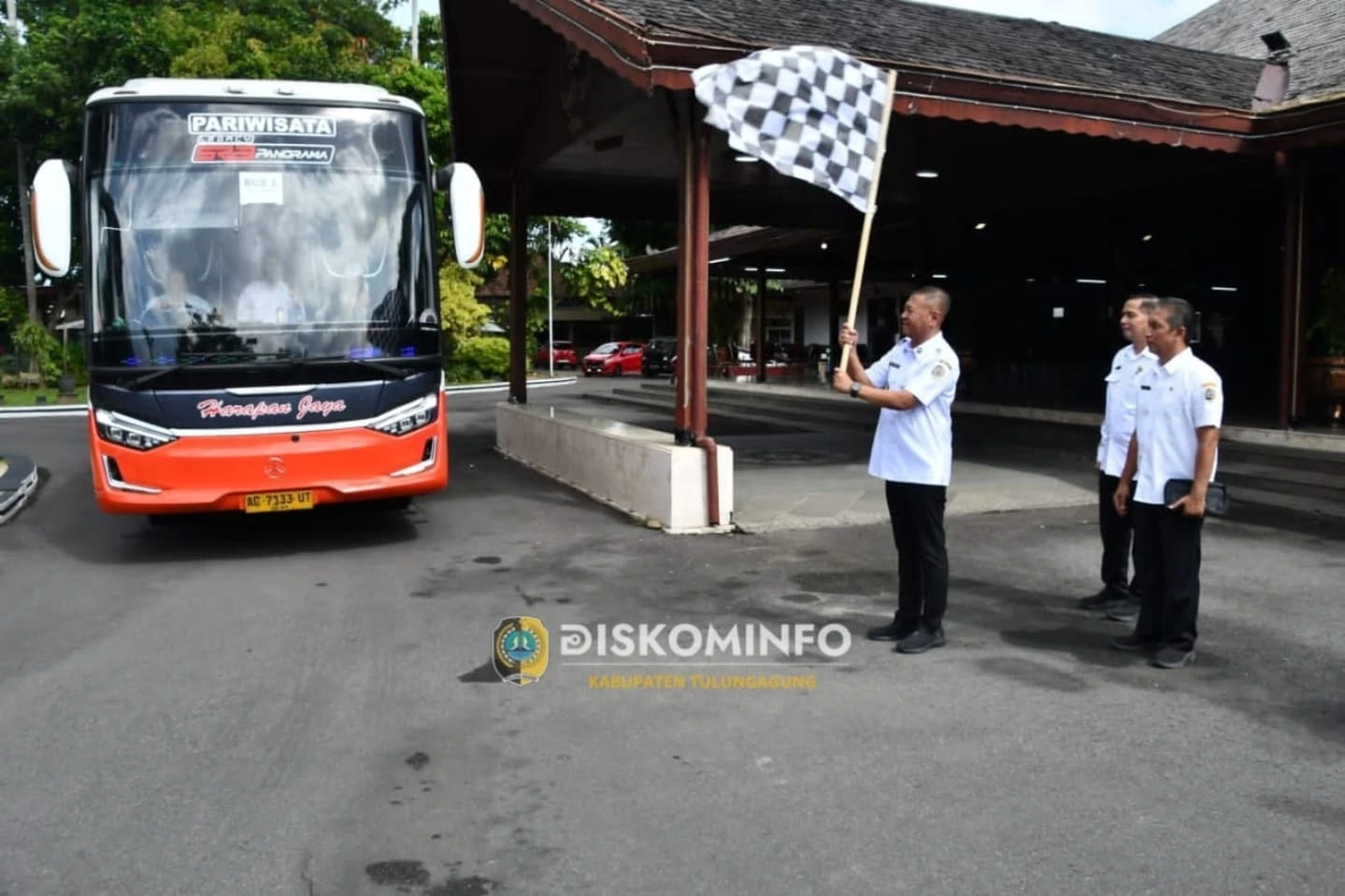 Bupati Tulungagung Memberangkatkan Peserta Dialog Pembentukan Koperasi Desa/Kelurahan "Merah Putih"