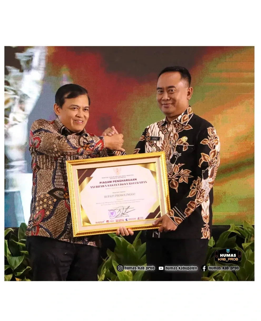 Piagam Penghargaan untuk Desa Sadar Hukum di Probolinggo