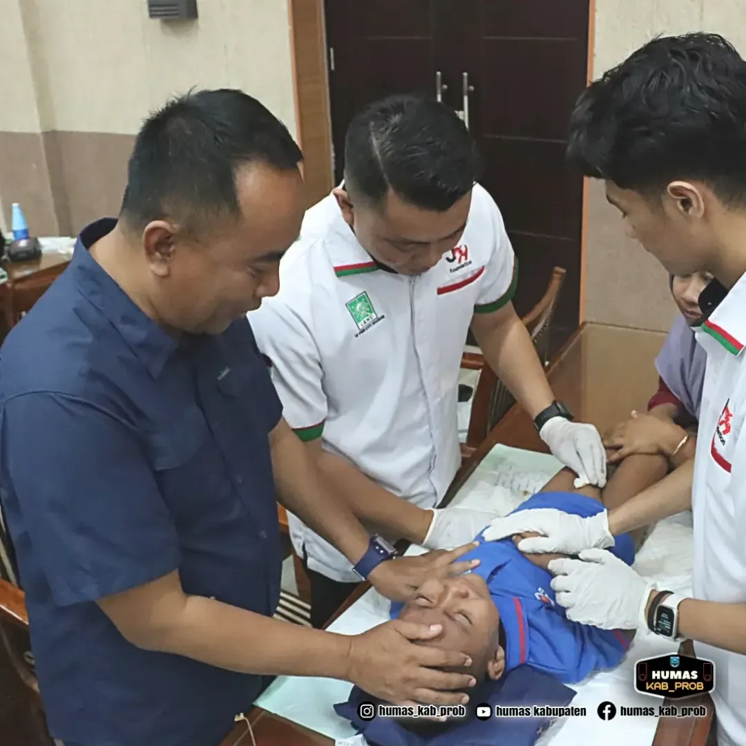 Khitan Massal Menyambut HUT RI Ke-79 di Probolinggo
