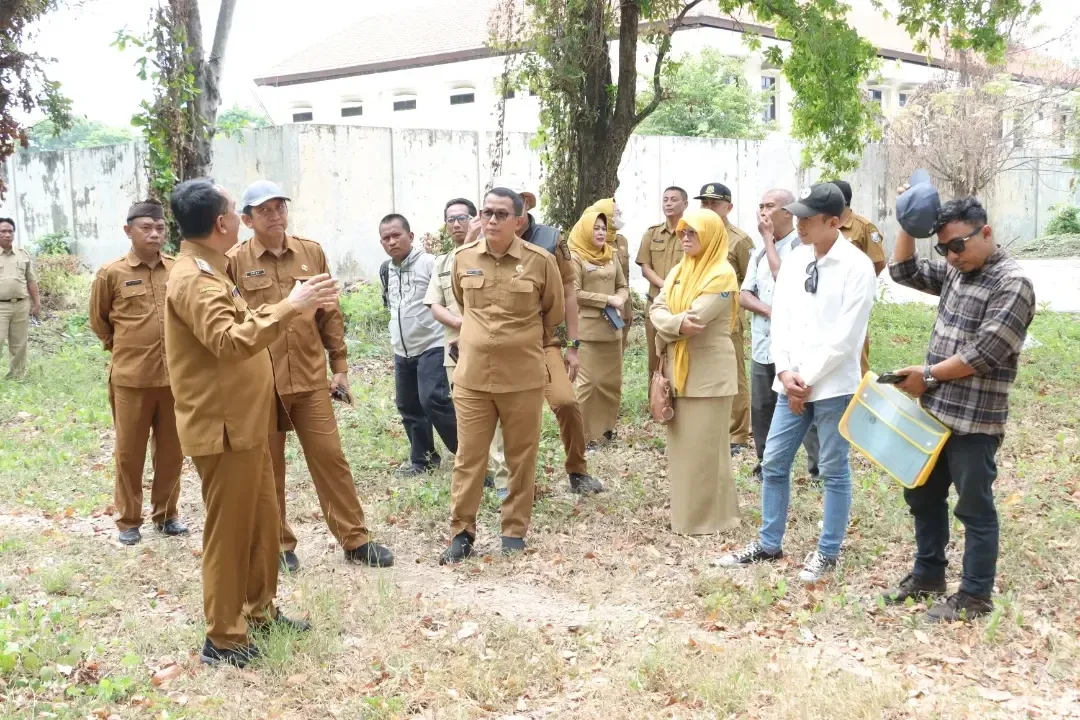 PJ. Bupati H. Ugas Irwanto Tinjau Pembangunan Pujasera di Stadion Gelora Merdeka Kraksaan