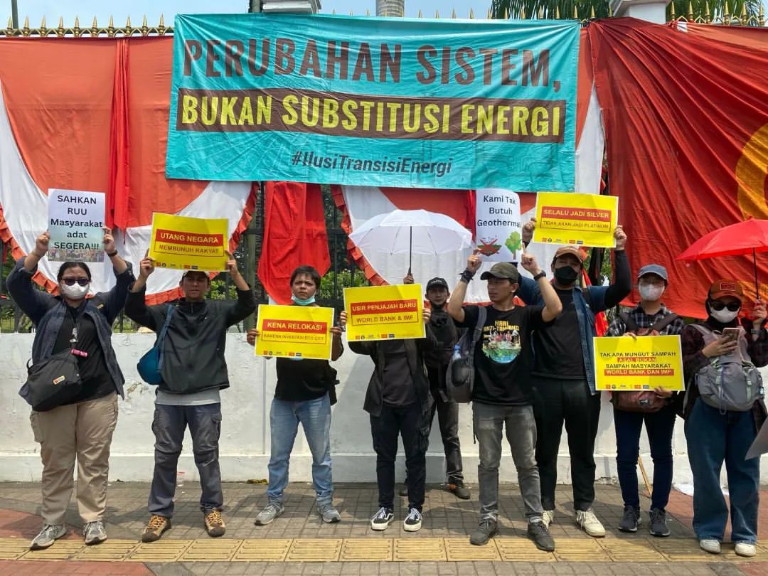 Indonesia Dalam Status Darurat Demokrasi, Jokowi Diperhatikan