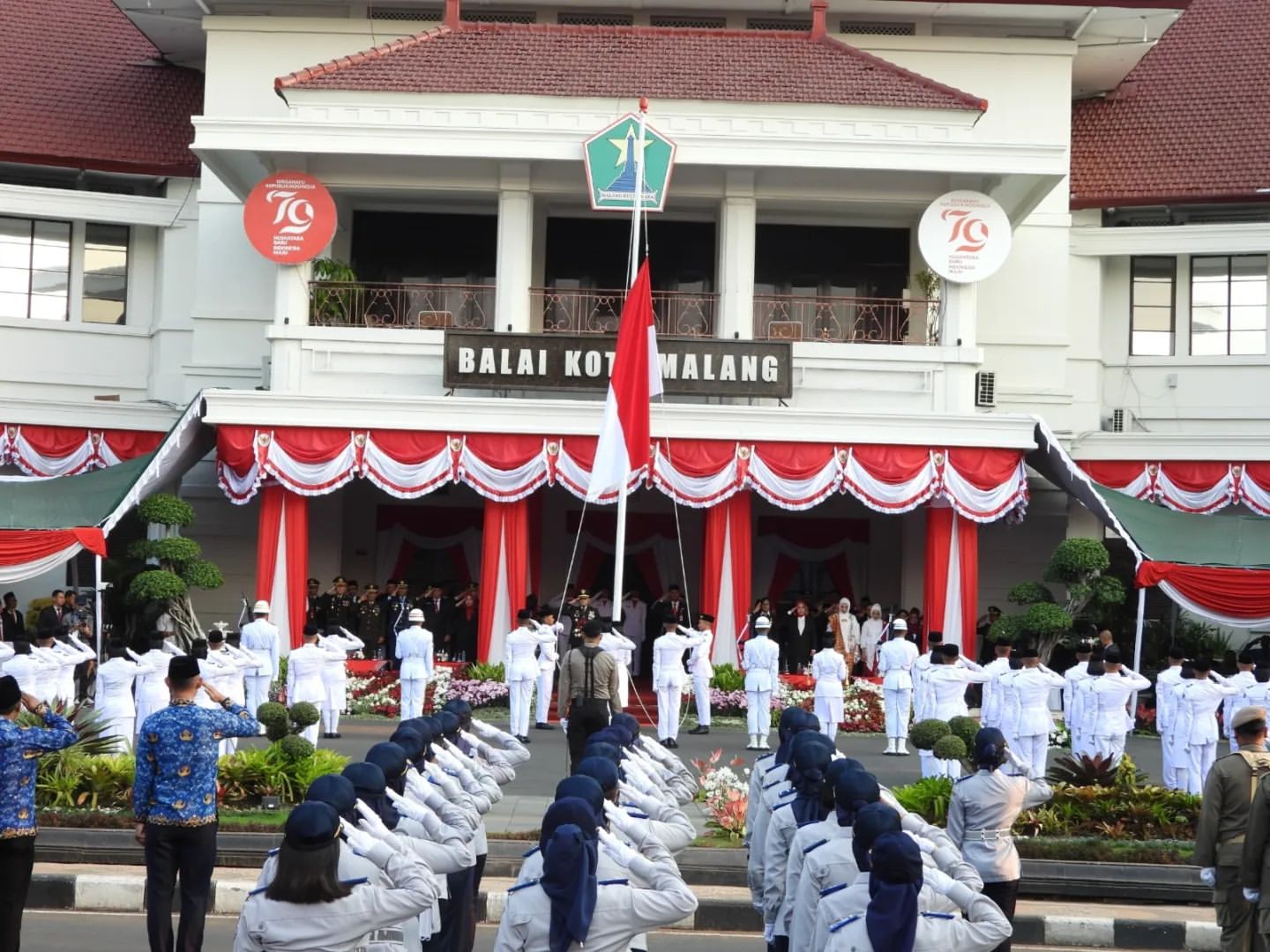 Upacara Penurunan Bendera Merah Putih Meriahkan HUT ke-79 RI di Malang