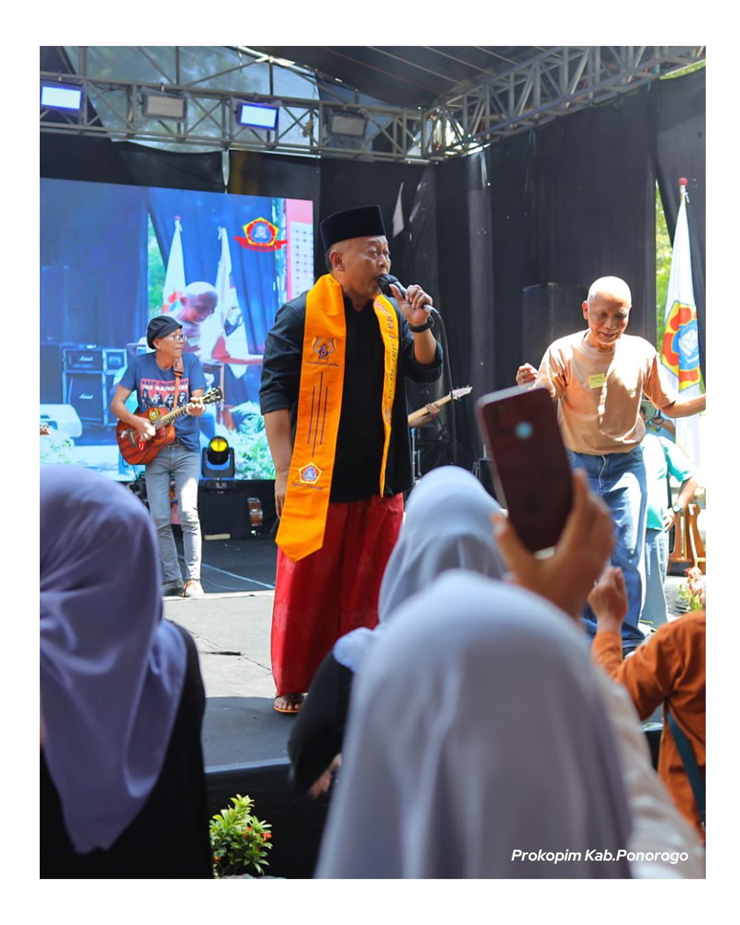 Kang Bupati Sugiri Sancoko Terima Penghargaan dari Alumni SMAN 1 Ponorogo