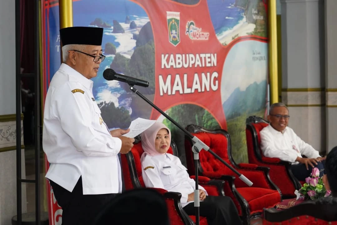 Bupati Malang Terima Bantuan Arm Roll Truck dari Bank Jatim