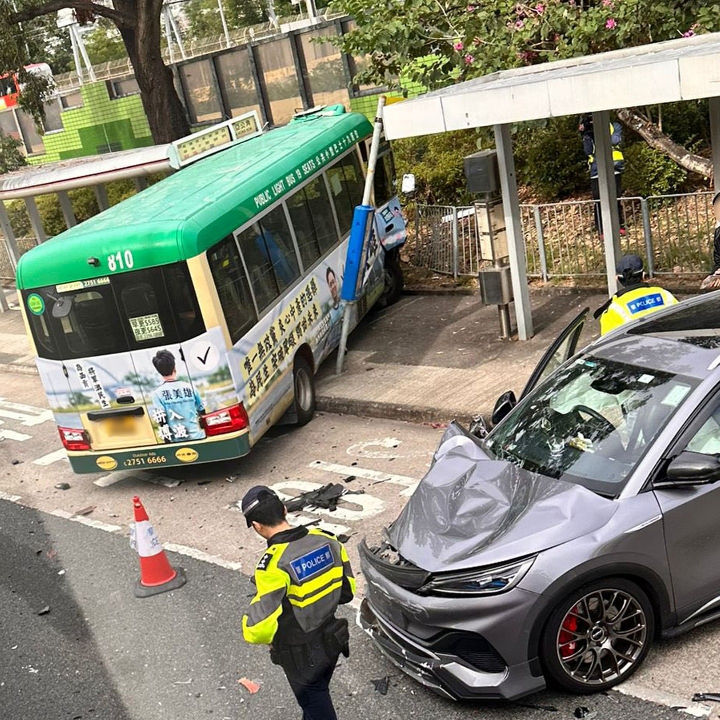 Kecelakaan di Hong Kong: Tujuh Orang Luka-Luka Setelah Mobil Mini Bertabrakan dengan Mobil Pribadi dan Menabrak Tempat Tunggu Bus